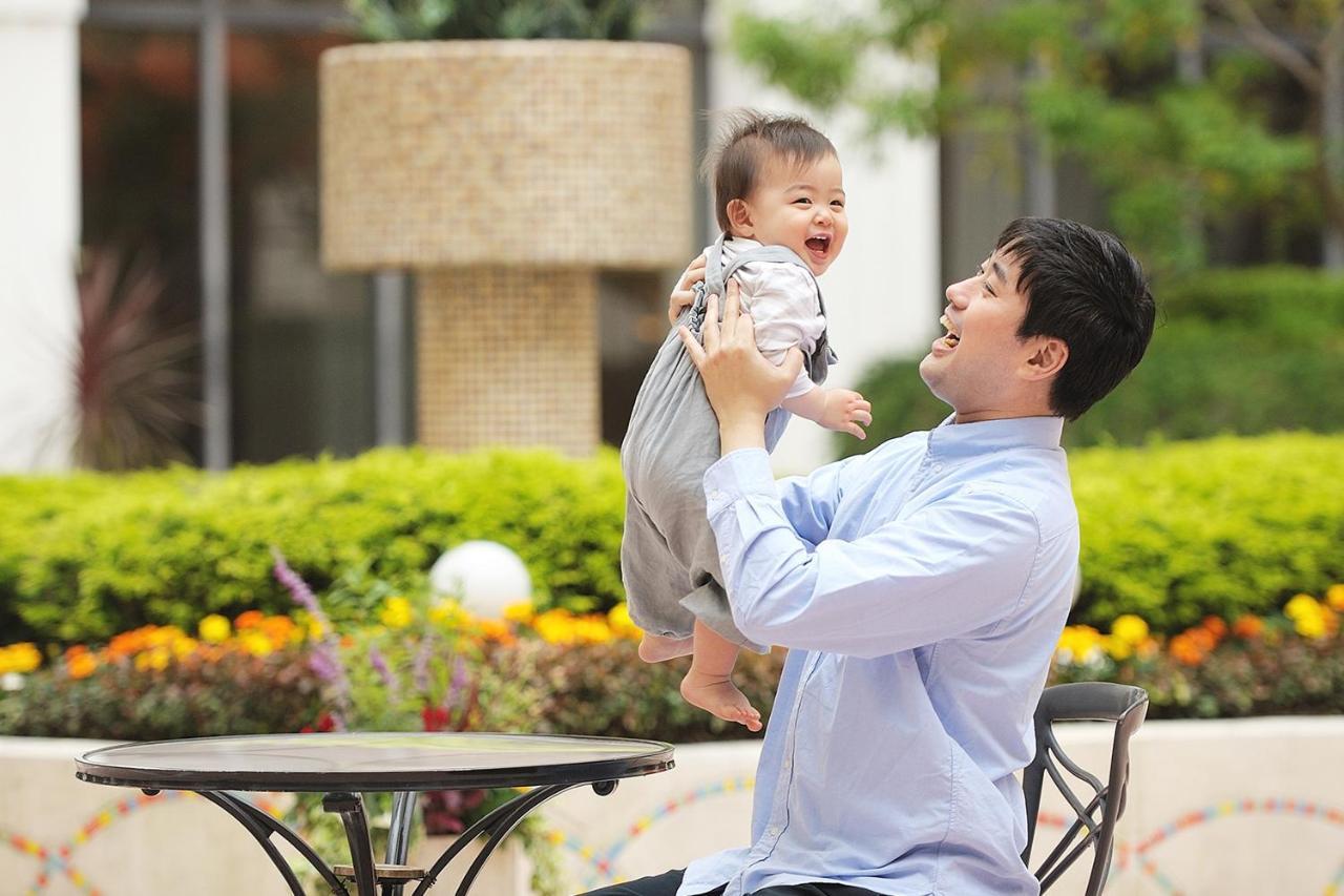 Hotel Okura Tokyo Bay Urayasu Екстер'єр фото A father with his baby
