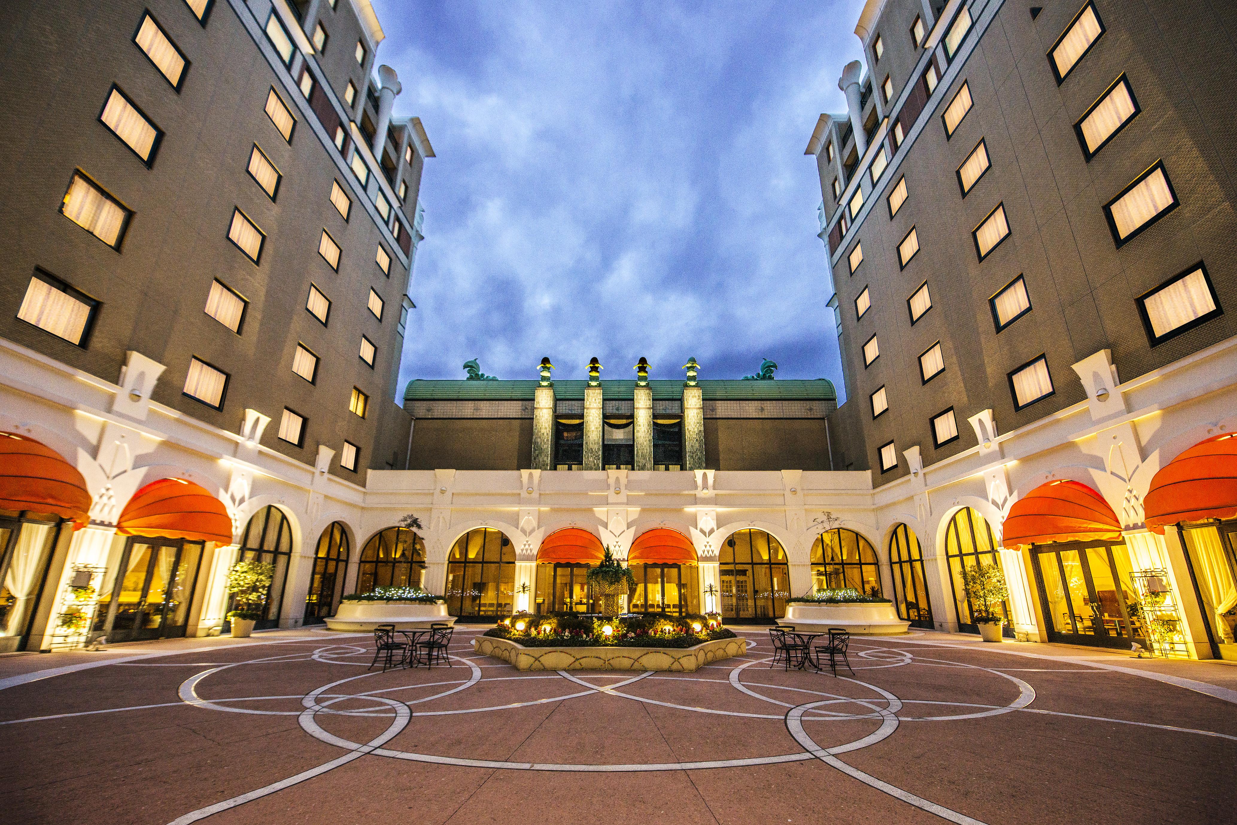 Hotel Okura Tokyo Bay Urayasu Екстер'єр фото The hotel's courtyard