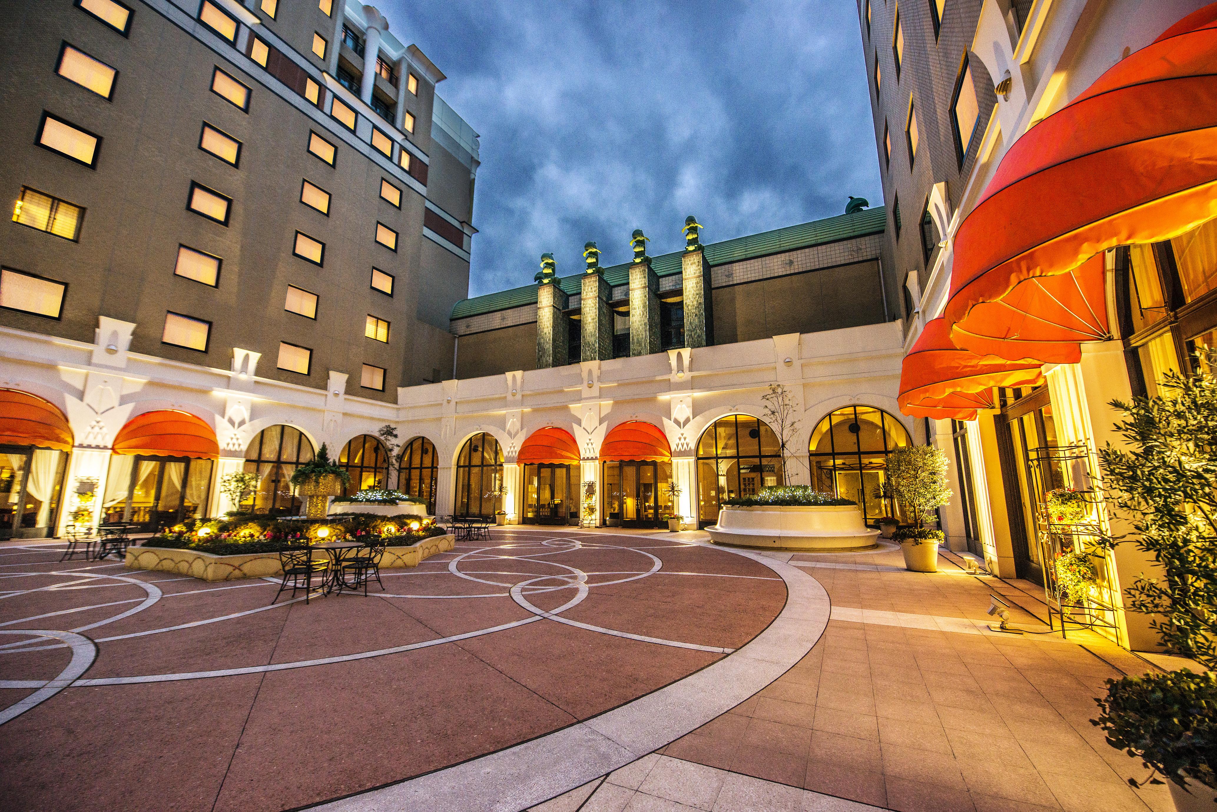 Hotel Okura Tokyo Bay Urayasu Екстер'єр фото The hotel's courtyard