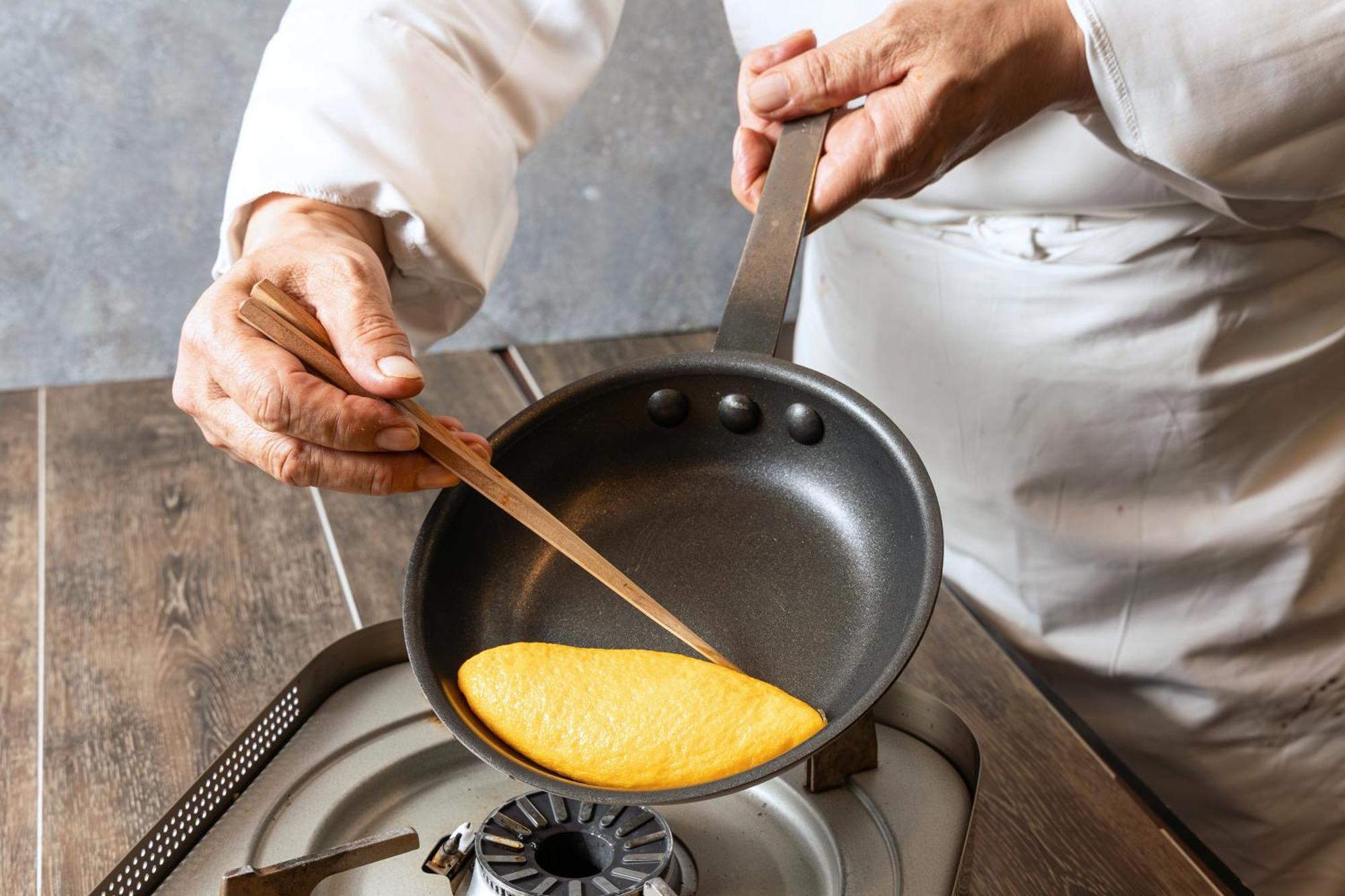 Hotel Okura Tokyo Bay Urayasu Екстер'єр фото A chef cooking an omelette