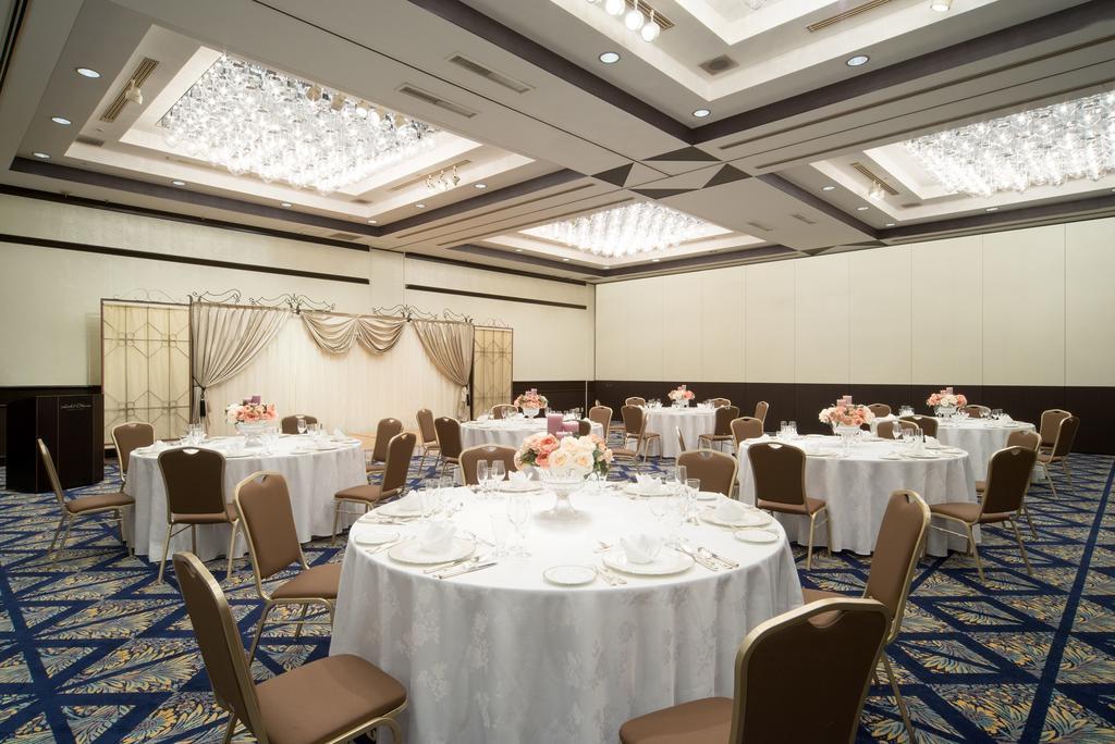 Hotel Okura Tokyo Bay Urayasu Екстер'єр фото A typical Japanese wedding reception