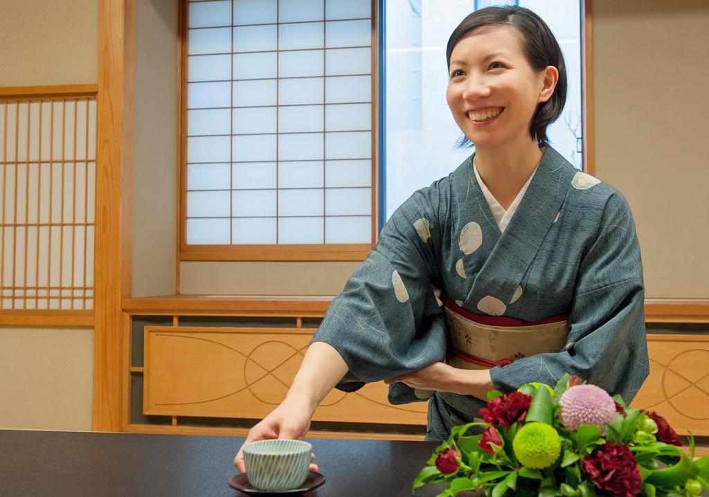 Hotel Okura Tokyo Bay Urayasu Екстер'єр фото A woman in a yukata serving tea