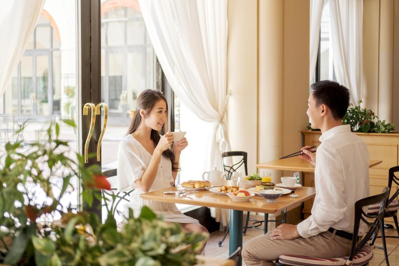 Hotel Okura Tokyo Bay Urayasu Екстер'єр фото A couple dining at a restaurant