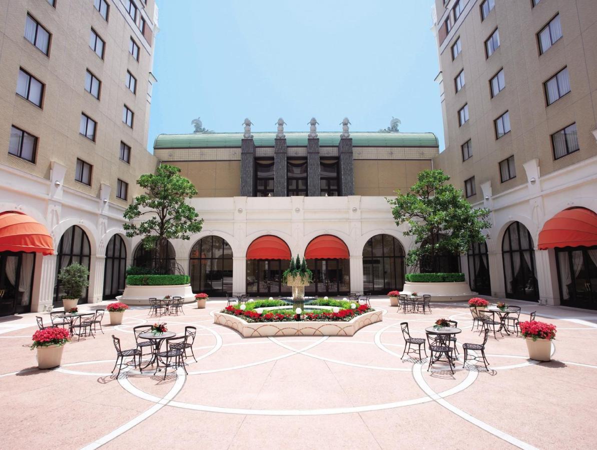 Hotel Okura Tokyo Bay Urayasu Екстер'єр фото The courtyard at the Renaissance Hotel